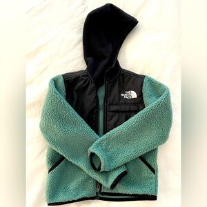 Boys The North Face fleece jacket. Size XS size 6